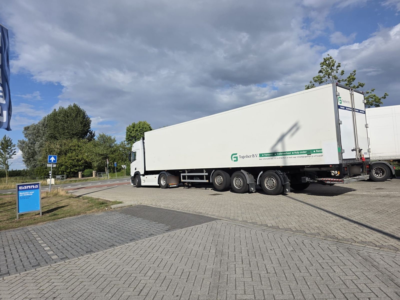 Vrachtwagen en trailer van FG Together Holding