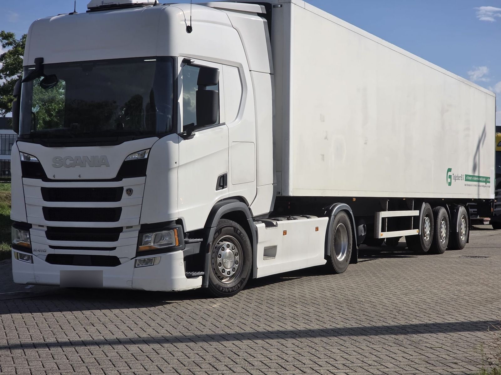 Vrachtwagen en trailer van FG Together Holding