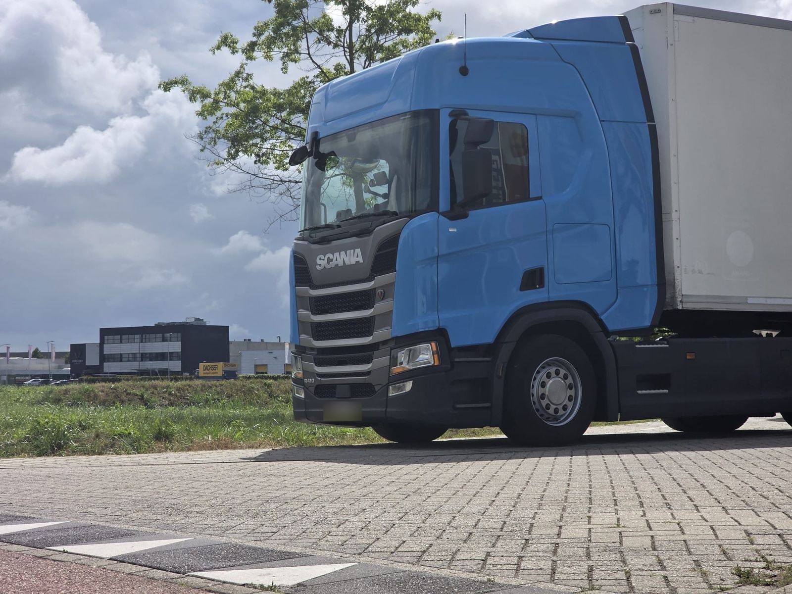 Vrachtwagen en trailer van FG Together Holding