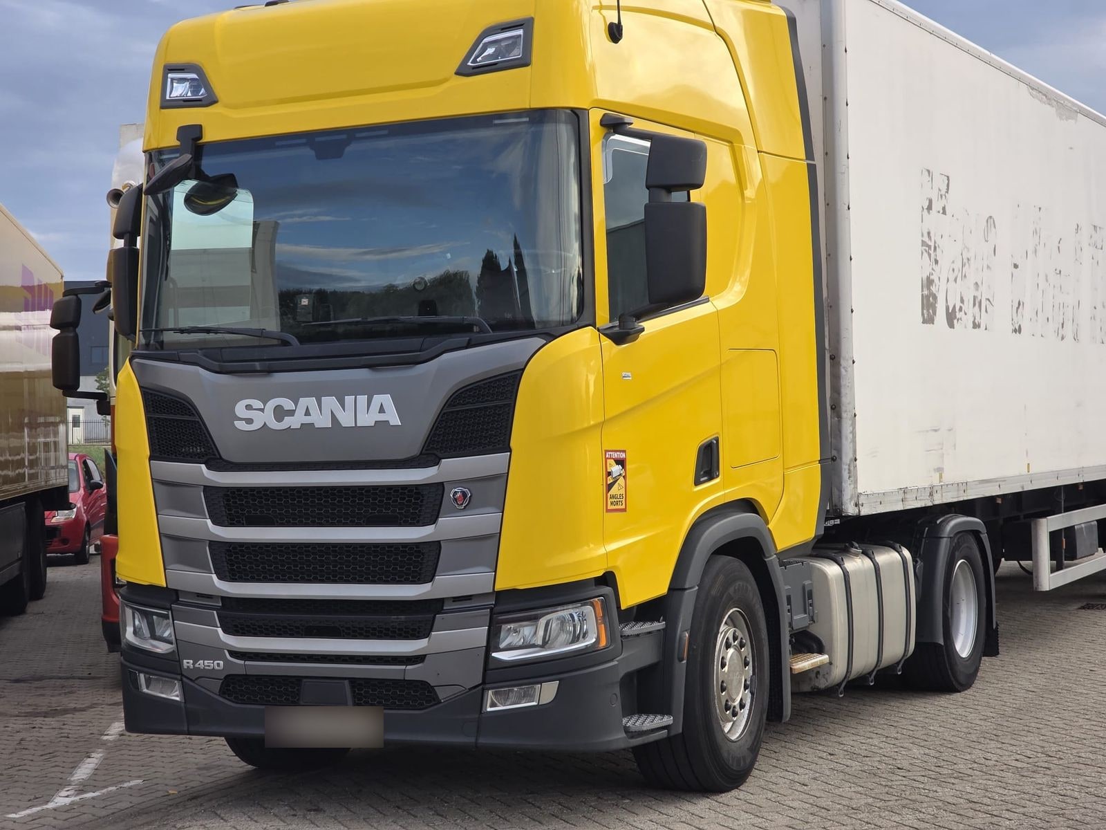 Vrachtwagen en trailer van FG Together Holding