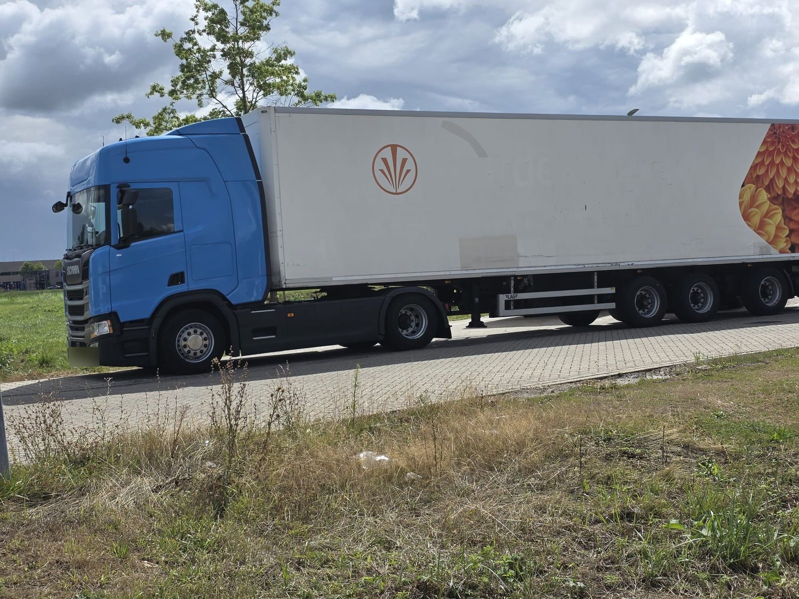 Vrachtwagen en trailer van FG Together Holding