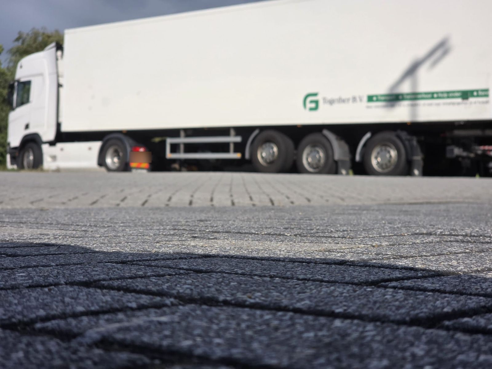 Vrachtwagen en trailer van FG Together Holding