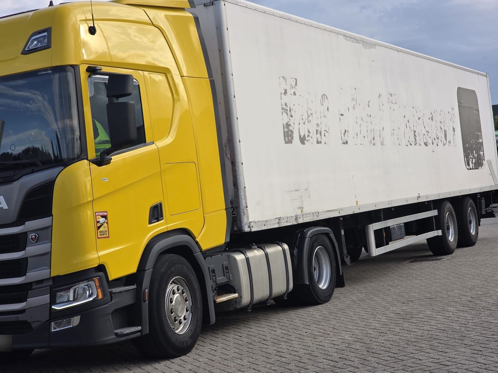 Vrachtwagen en trailer van FG Together Holding
