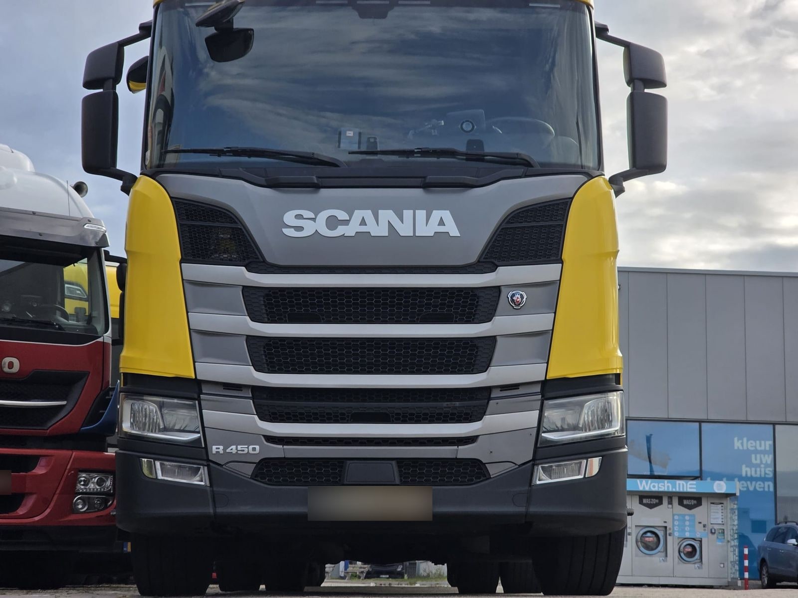 Vrachtwagen en trailer van FG Together Holding
