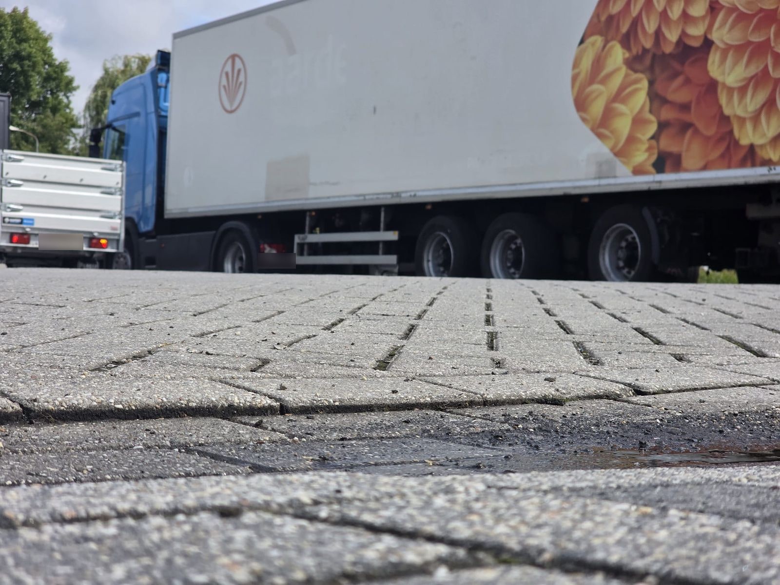 Vrachtwagen en trailer van FG Together Holding