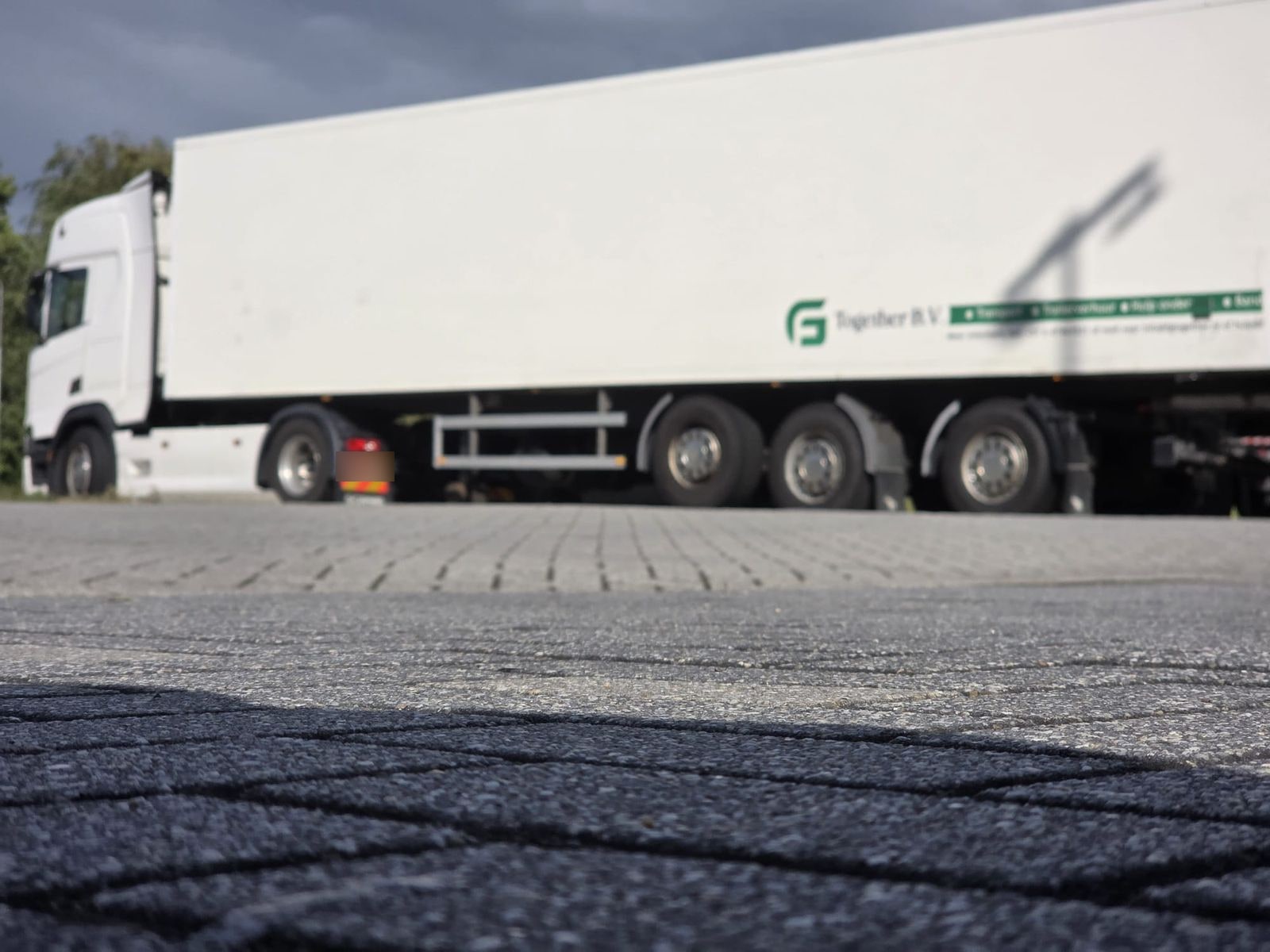 Vrachtwagen en trailer van FG Together Holding
